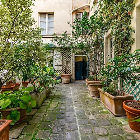 Design And Quiet On Wooded Courtyard ! * Paris